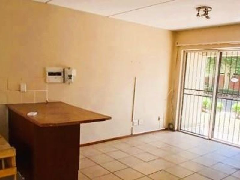 Well Maintained 2 Bedroom Apartment - Photo 6