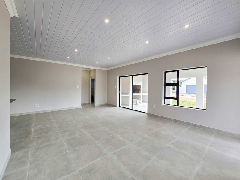 A prime, newly built home designed to satisfy the most discerning buyer. - Photo 3