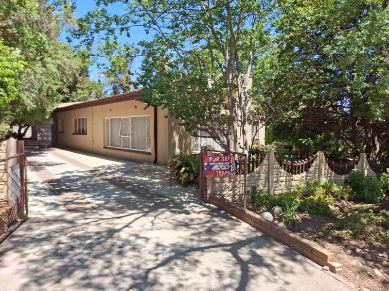 Charming 3-Bedroom Oasis with Expansive Outdoor Space - Photo 1