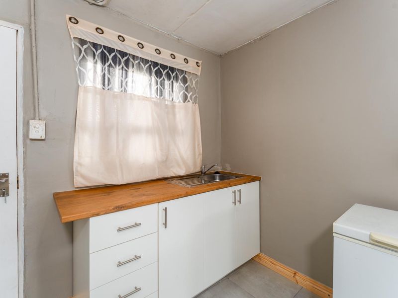 3 Bedroom House for Sale in Hanover Park - Photo 8