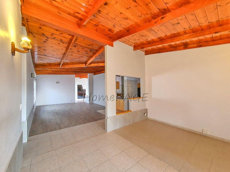 Ext 1, Henties Bay:  6 Bedr home NEWLY RENOVATED recently - Photo 9