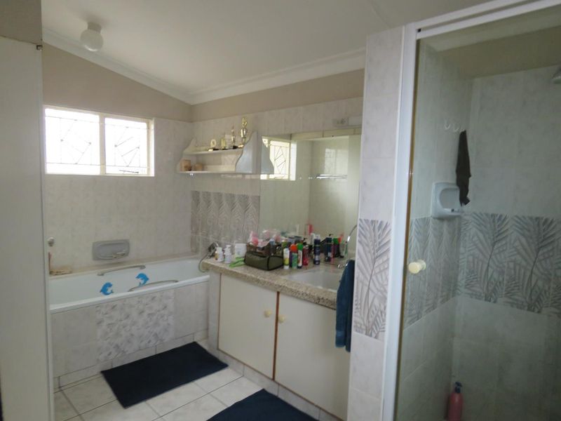 Ideal Family Haven: Spacious Home, Flat & Large Garage - Photo 7