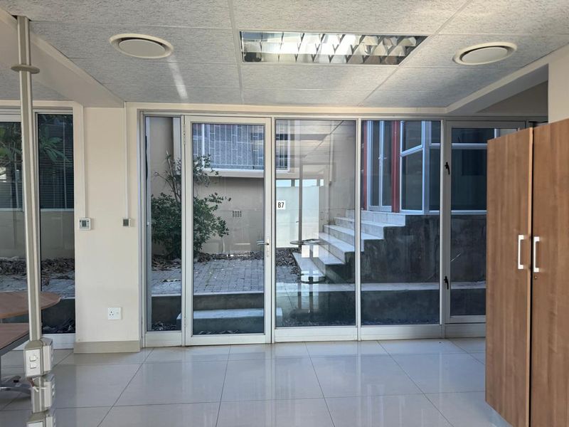 STAND ALONE BUILDING TO LET - VERY MODERN - Photo 7