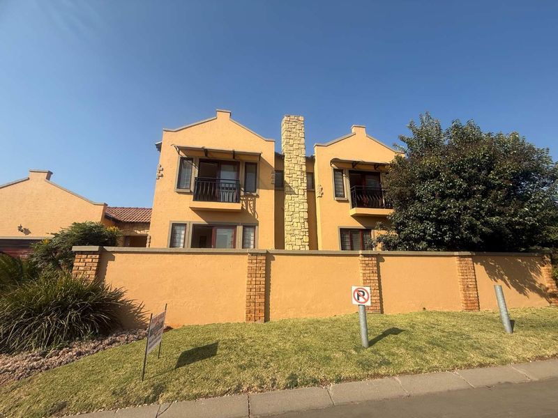 Sophisticated 4-Bedroom Double-Storey Cluster in Exclusive Ashley Gardens Estate - Photo 2