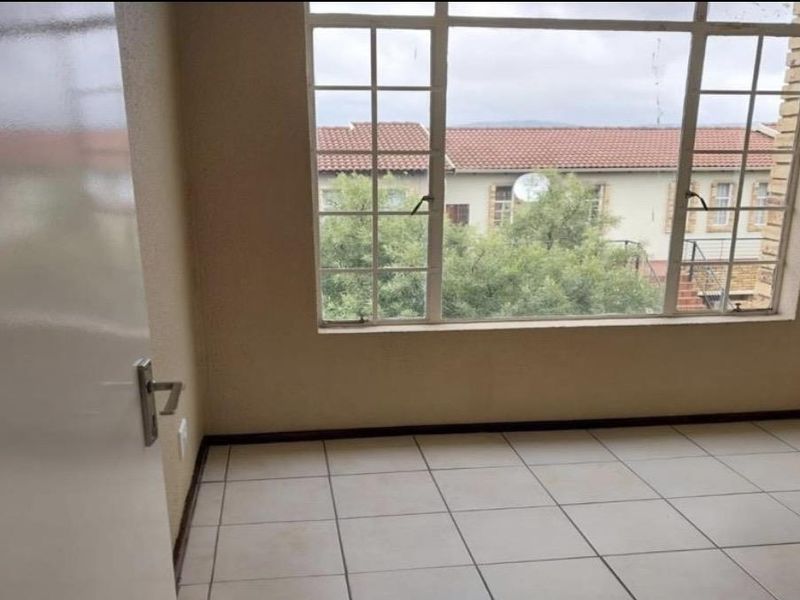 Secure & Serene Living: 2-Bedroom Apartment in Honeydew - Photo 8