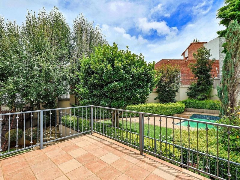 Timeless Elegance & Modern Luxury in an Exclusive Radcliffe Heights Enclave - Photo 3