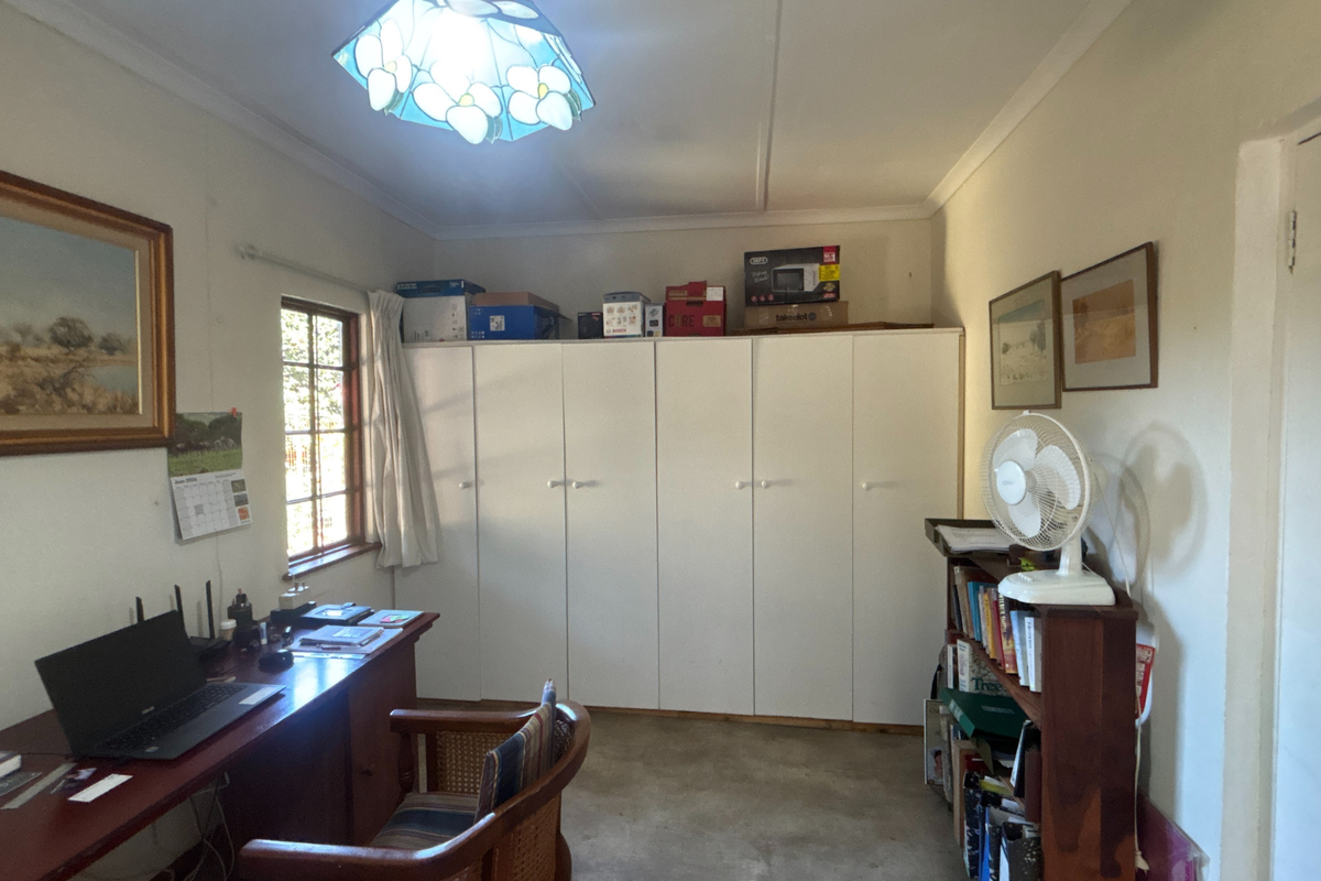Charming 2-Bedroom House with Loft and Manicured Garden in Howick - Photo 5