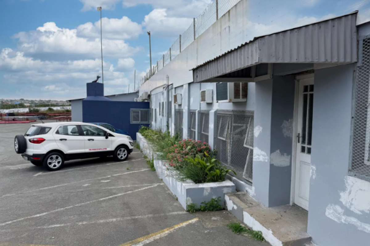 Large Trendy High-Spec Office Block with warehouse or workshop to Let - Photo 3