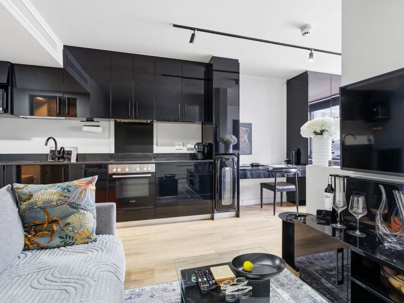 The iconic centerpiece of Table Mountain is framed perfectly as a natual canvas in your window! - Photo 7