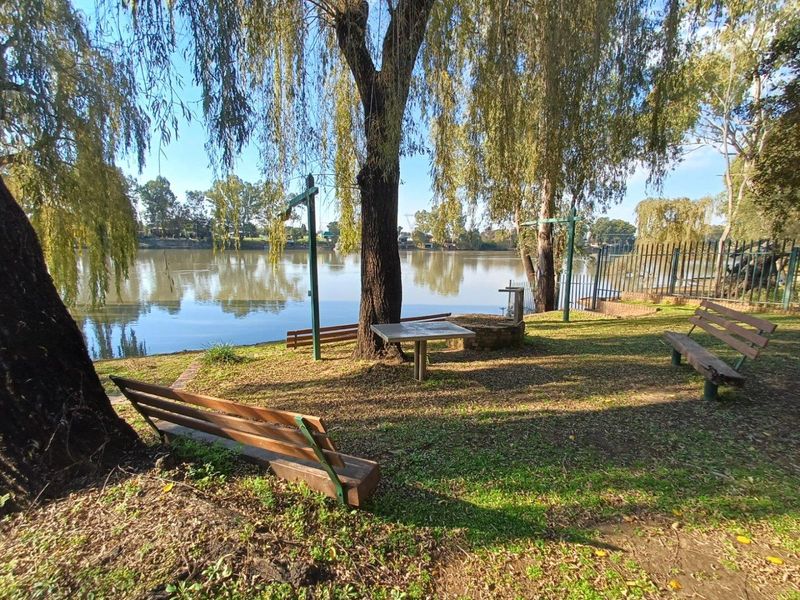 Exceptional 2.1 Hectare Waterfront Estate on the Vaal River. - Photo 2