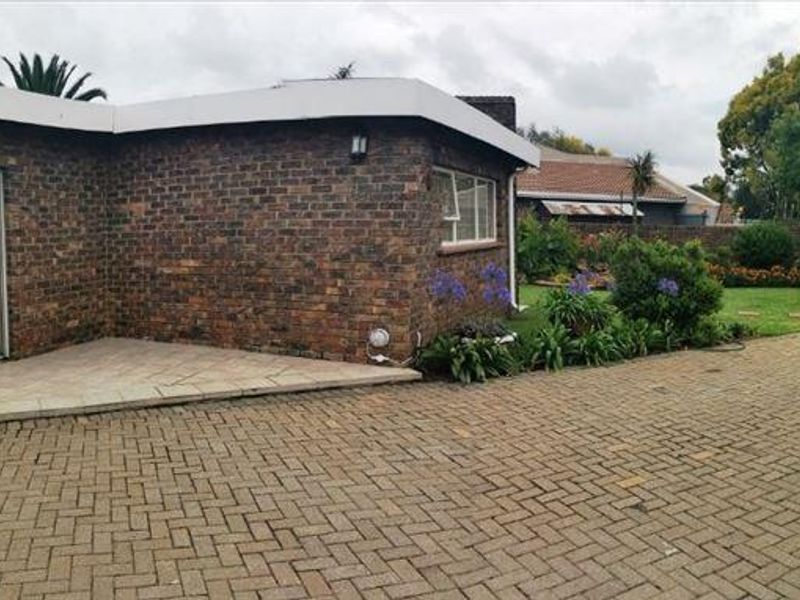 Low maintenance facebrick home in soon to be enclosed area - Photo 3