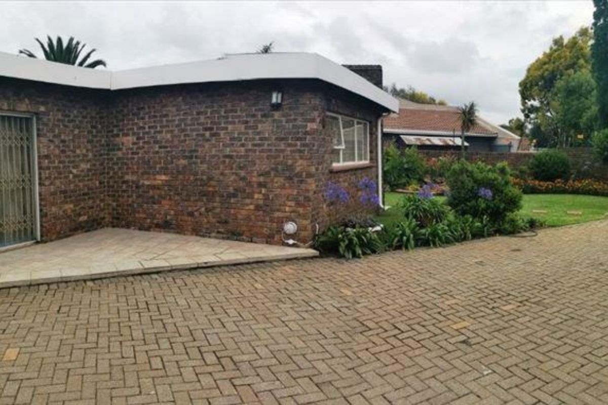 Low maintenance facebrick home in soon to be enclosed area - Photo 3