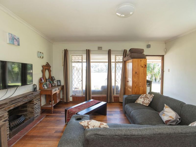 Family Home with Spacious Garden & Great Outdoor Living opposite Rowallan Park Primary School! - Photo 9