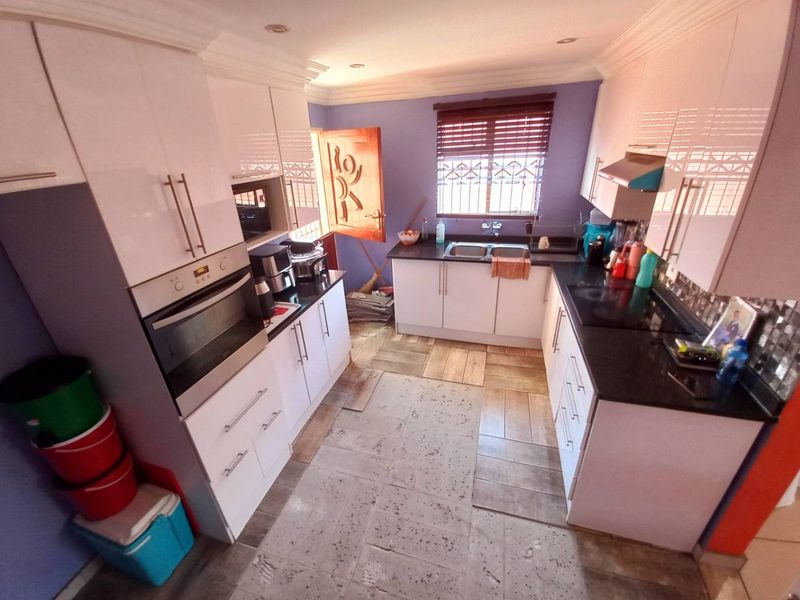 Three bedrooms house for sale in Soshanguve Block GG - Photo 10
