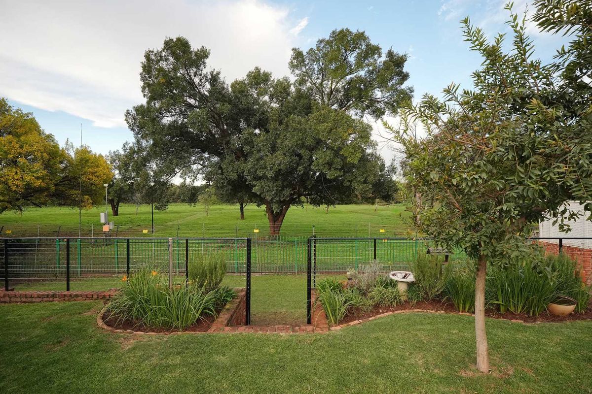 A beautiful family home in lovely Clubview over looking the gorgeous golf course. - Photo 3