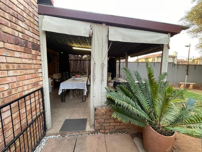 3 bedroom, 2 bathroom townhouse in Equestria - Photo 2