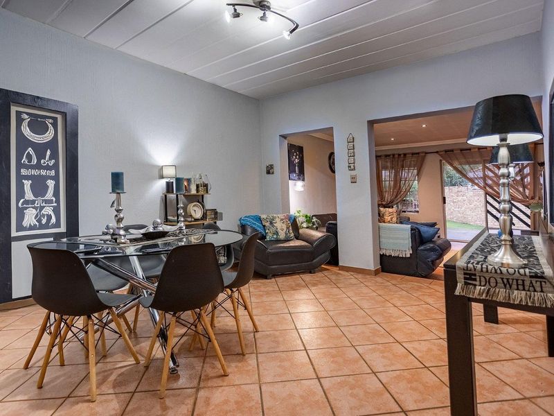 Townhouse with huge garden in the popular Highveld area - Photo 9