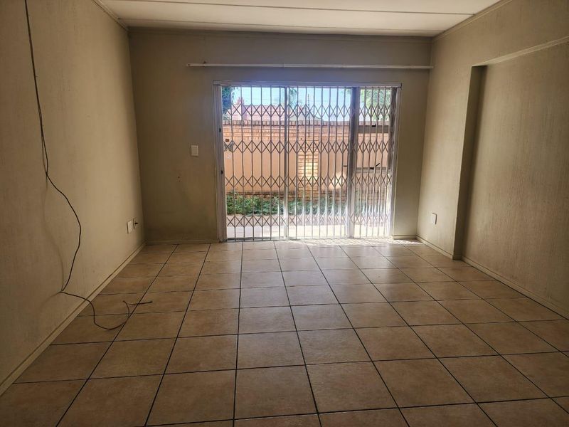 Neat & spacious 2 bedroom flat for sale in Benoni - Photo 4