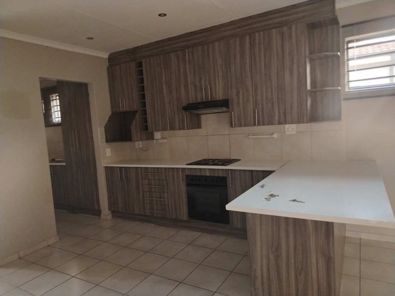 A MODERN TOWNHOUSE - Photo 2