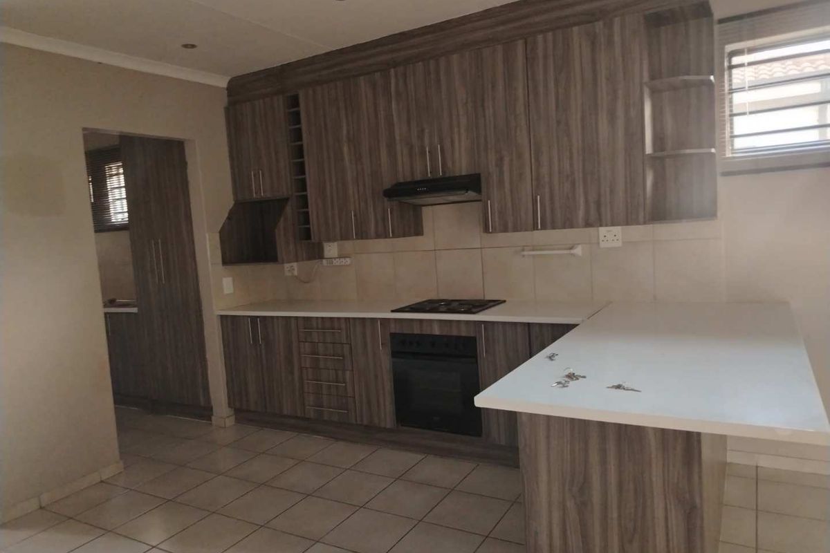 A MODERN TOWNHOUSE - Photo 2