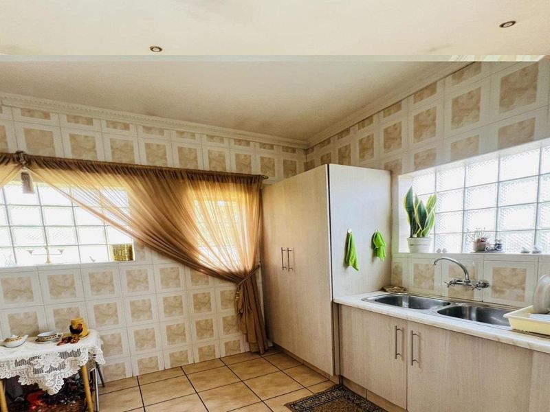 Family Home with Expansive Stand - Photo 6