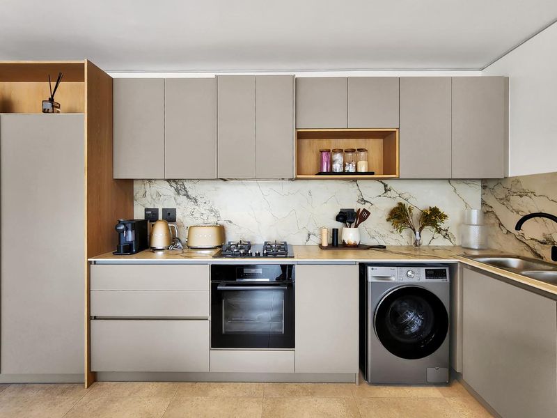 Penthouse Living in the City with incredible views - Photo 9