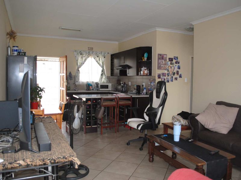 Contemporary Neat Complex – Ideal Lock-Up-and-Go Living - Photo 2