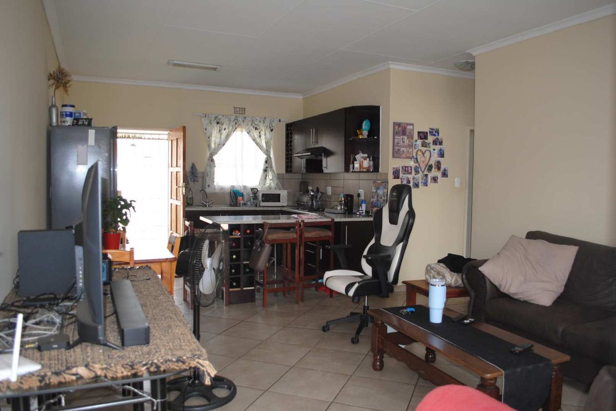 Contemporary Neat Complex – Ideal Lock-Up-and-Go Living - Photo 2