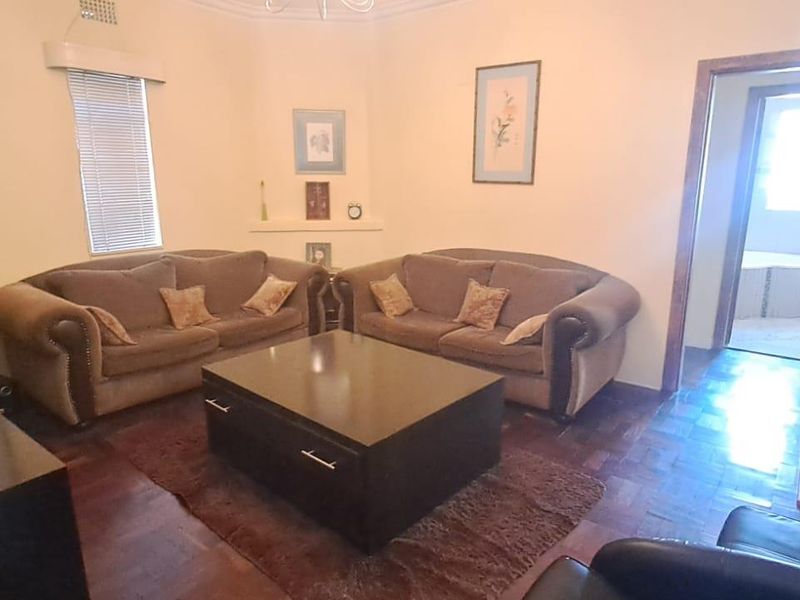 Spacious 3-Bedroom Family Home with Enclosed Patio & Double Garage - Photo 3