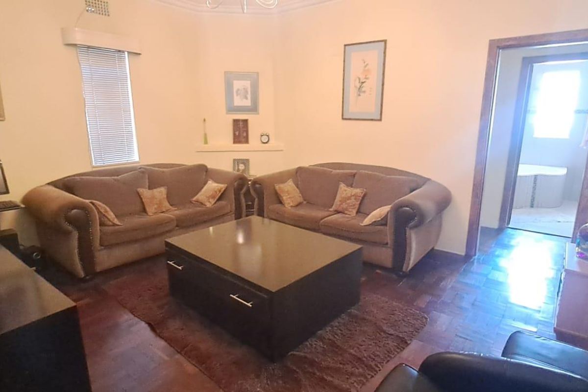 Spacious 3-Bedroom Family Home with Enclosed Patio & Double Garage - Photo 3