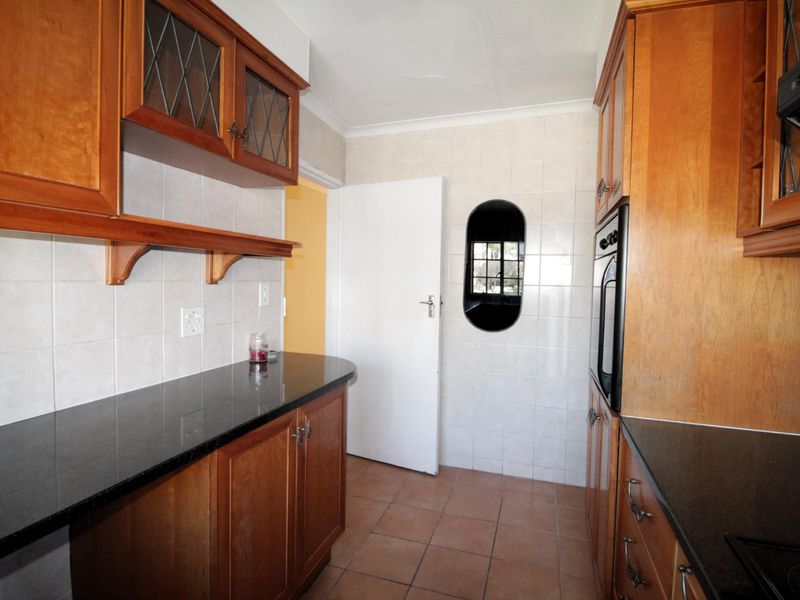 Elegant Two Bedroom Apartment in Secure Complex - Photo 9