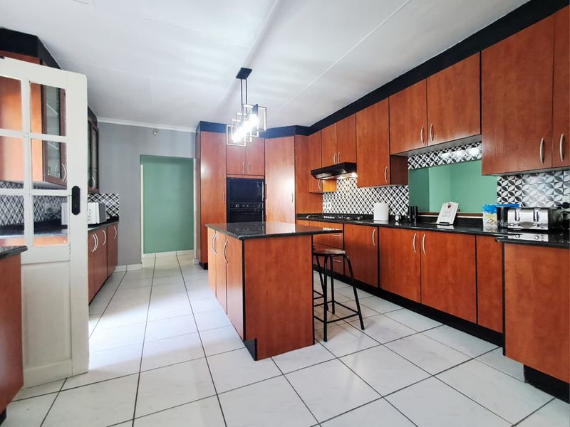 6 Bedroom House for Sale in Brackenhurst - Photo 5