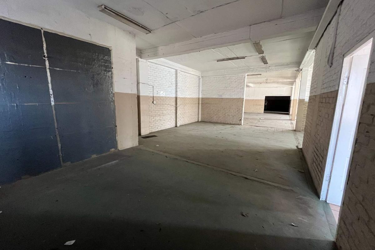 Spacious Industrial Office Warehouse !!! - Photo 3