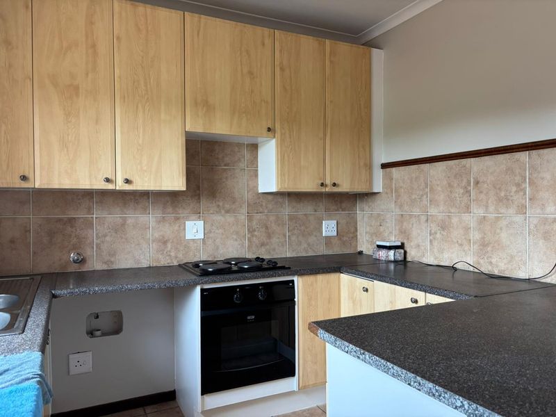 Neat, revamped 2 bedroom apartment in well managed complex - Photo 4