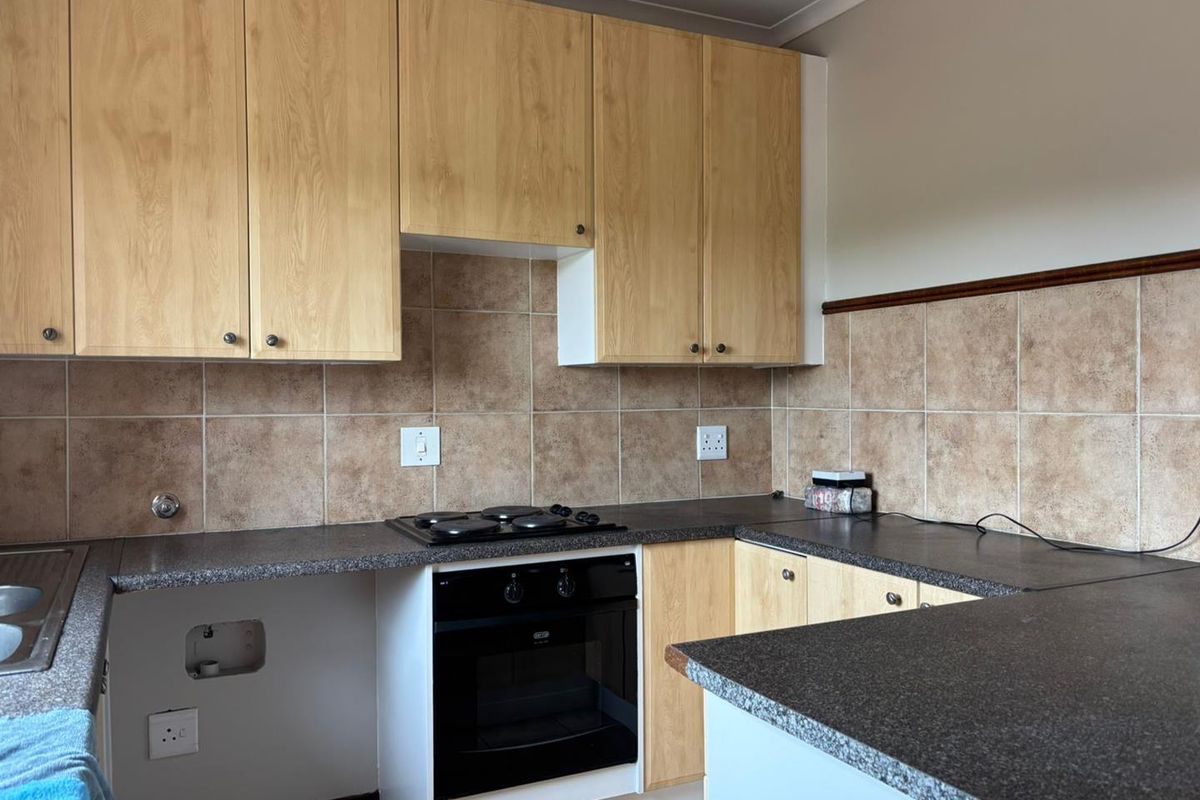 Neat, revamped 2 bedroom apartment in well managed complex - Photo 4