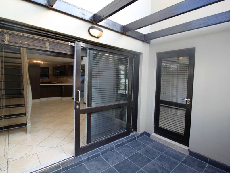 Beautiful Two Bedroom Penthouse Loft Apartment in Excellent Complex - Photo 8