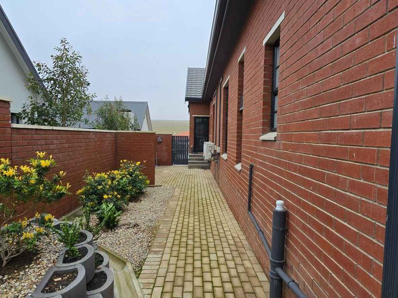 Charming 3-Bedroom Home in Secure Golf Estate with Breathtaking Views - Photo 7