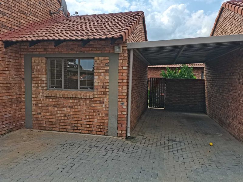 02 Bed Townhouse to rent - Photo 2