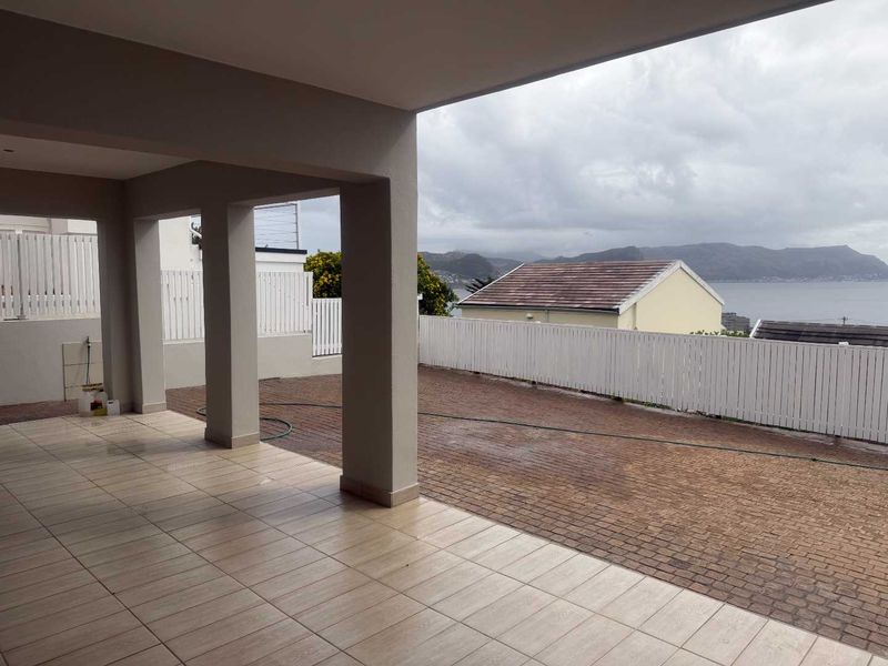 NEWLY RENOVATED DOUBLE STORY HOME IN SIMONS TOWN - Photo 2