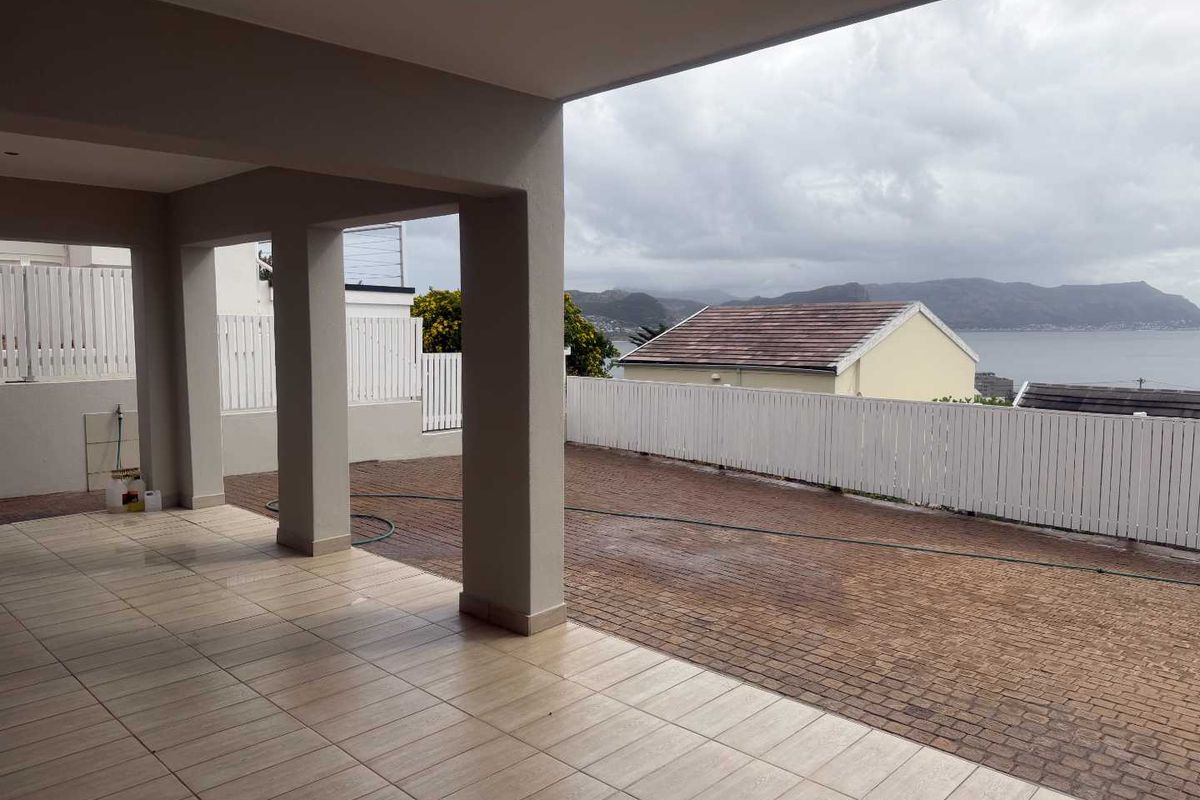 NEWLY RENOVATED DOUBLE STORY HOME IN SIMONS TOWN - Photo 2