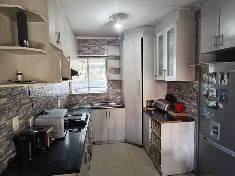 Charm meets Functionality: 3- Bedroom Townhouse - Photo 5