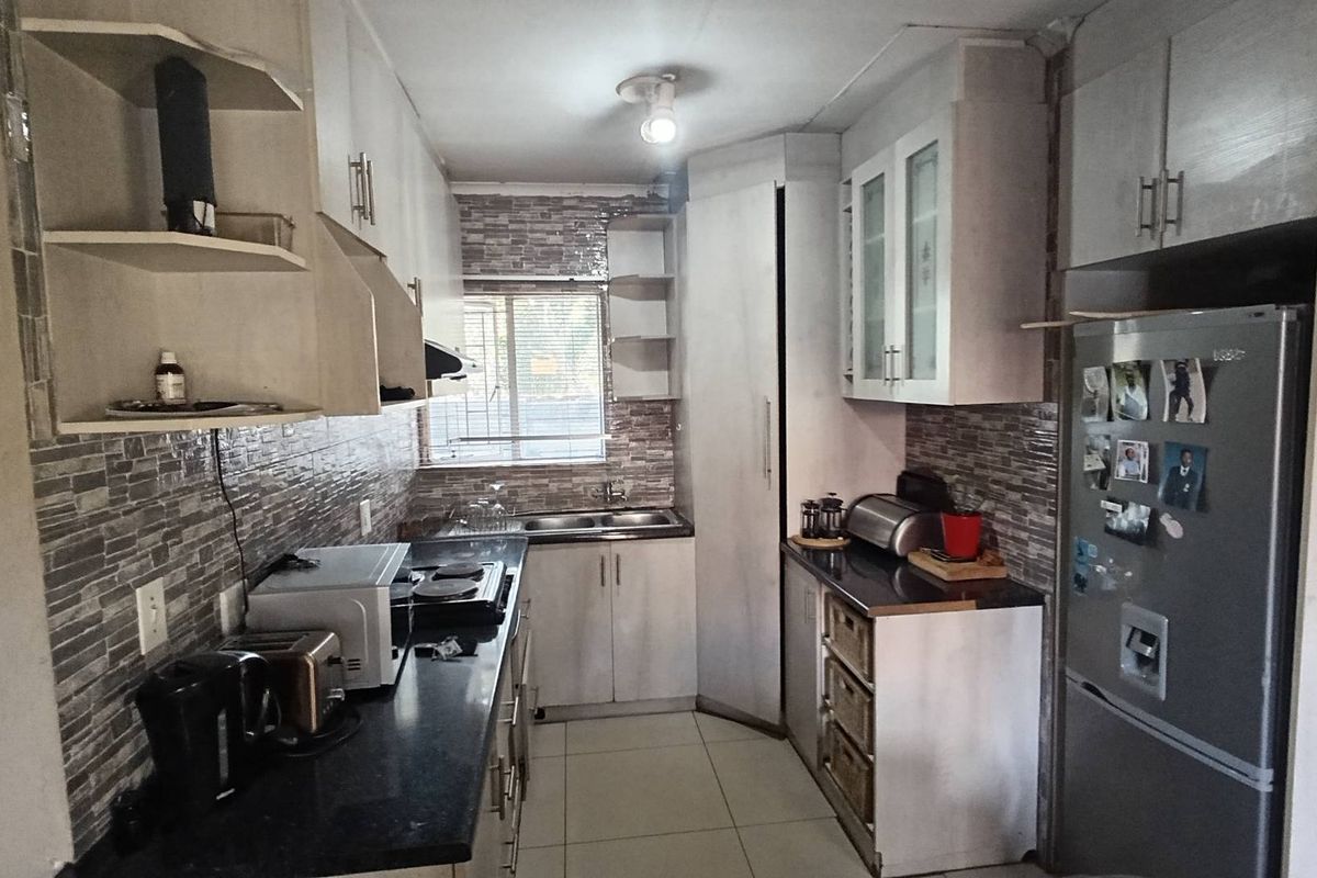 Charm meets Functionality: 3- Bedroom Townhouse - Photo 5