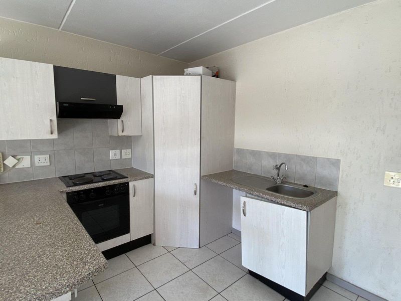 Modern 2-Bedroom Apartment in a Secure Ferndale Complex - Photo 8