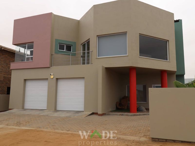 Hentiesbay: Double Storey 4 Bedroom House with Sea Views is For Sale - Photo 2