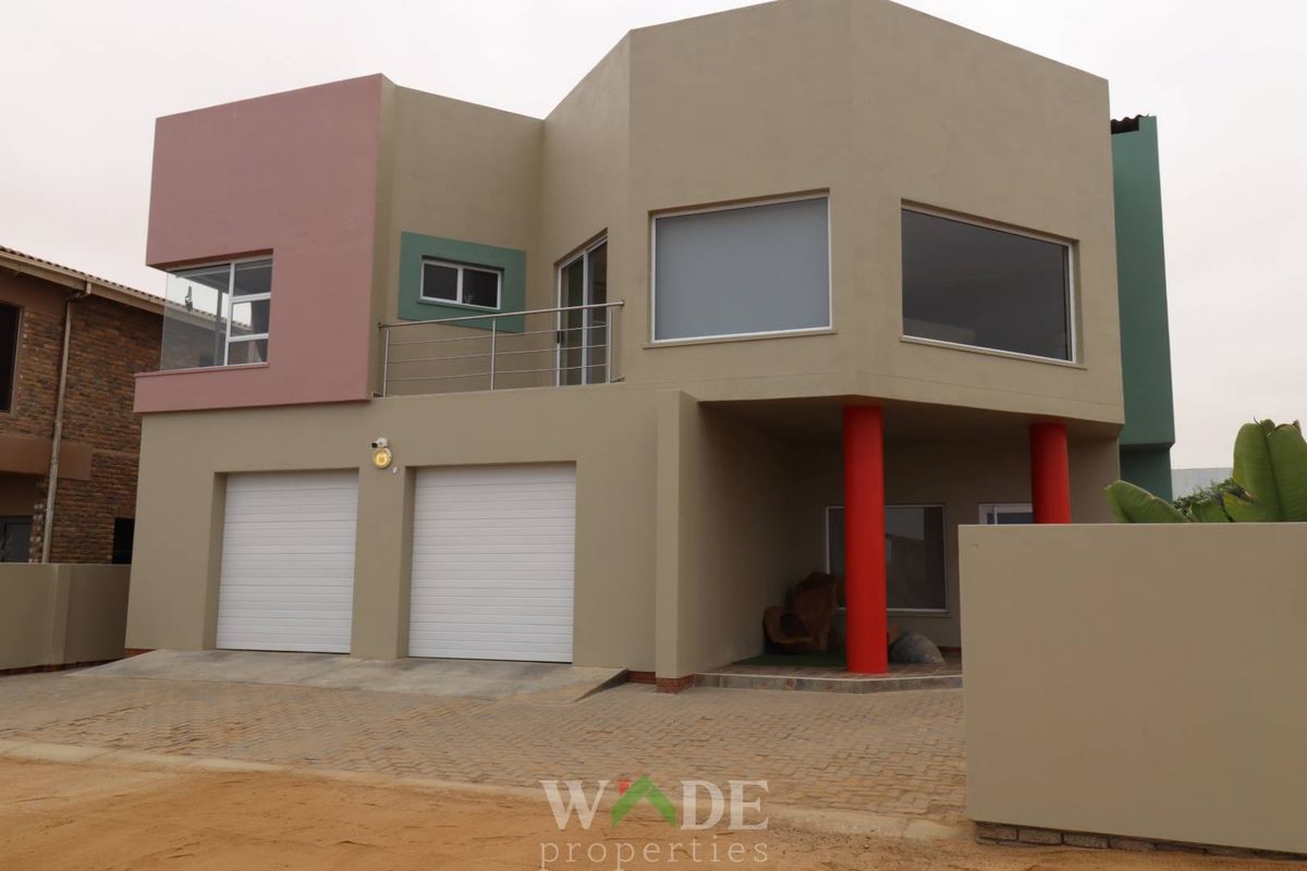 Hentiesbay: Double Storey 4 Bedroom House with Sea Views is For Sale - Photo 2