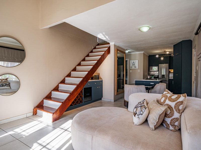 CHARMING TOWNHOUSE WITH BEAUTIFUL MODERN KITCHEN IN SOUGHT-AFTER THE LINKS, GILLITTS! JUST OFF THE M13! - Photo 4