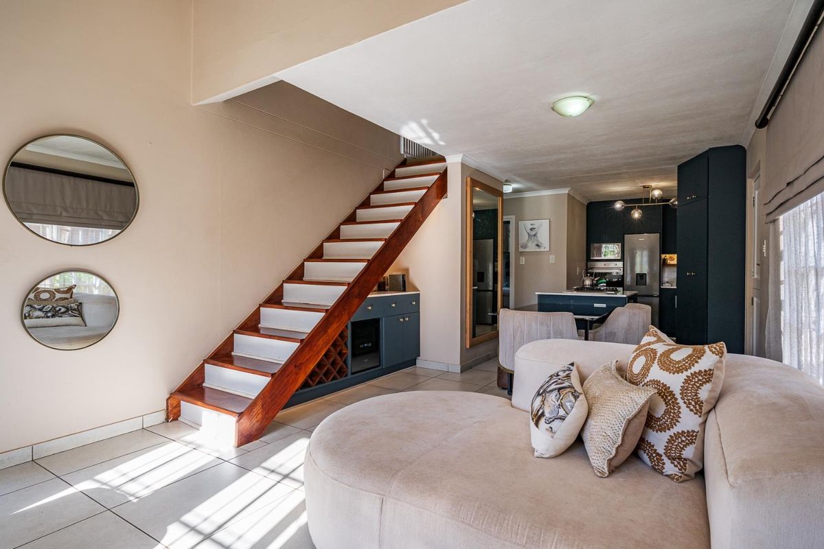 CHARMING TOWNHOUSE WITH BEAUTIFUL MODERN KITCHEN IN SOUGHT-AFTER THE LINKS, GILLITTS! JUST OFF THE M13! - Photo 4