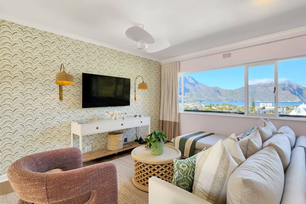 Fully Furnished Designer Apartment in the Heart of Hout Bay - Photo 2