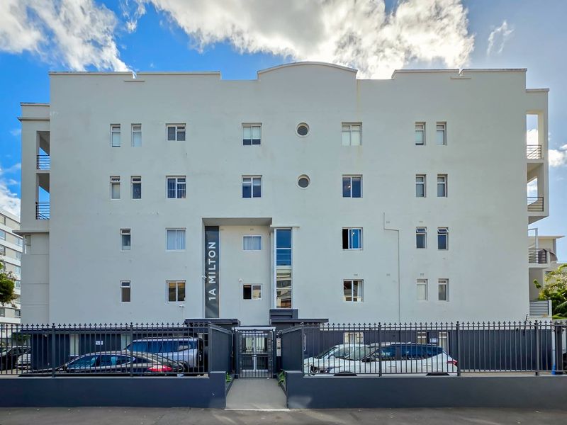 3 Bedroom Apartment with Parking, Steps from the Promenade - Photo 2