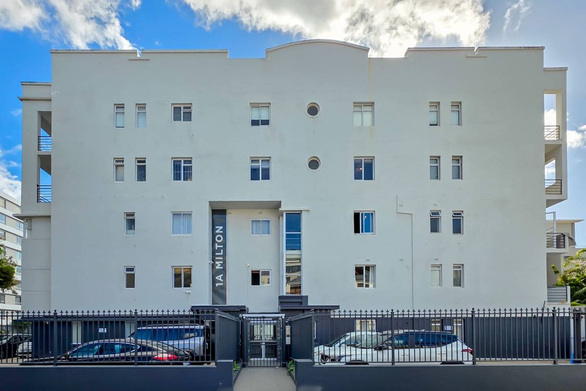 3 Bedroom Apartment with Parking, Steps from the Promenade - Photo 2